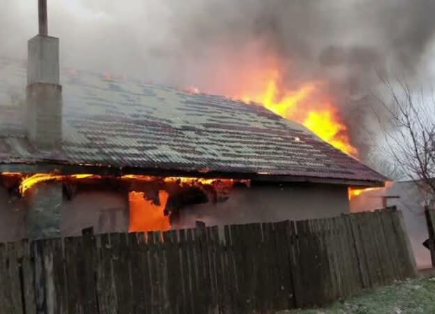 ACUM! Incendiu URIAȘ în Argeș! Trei case au luat FOC
