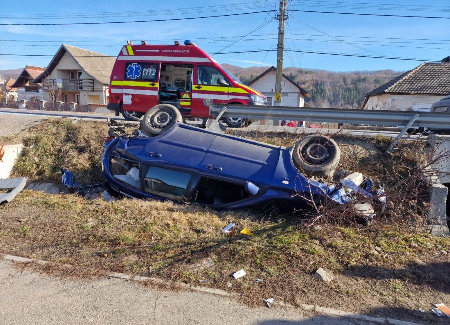 ACUM! Accident în Argeș! O mașină s-a RĂSTURNAT