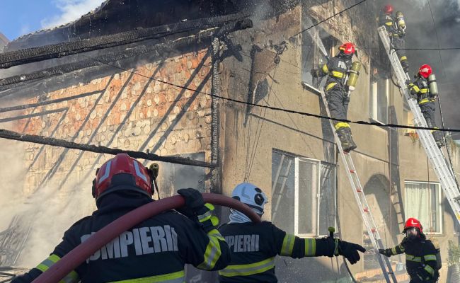UPDATE! Incendiu PUTERNIC în comuna Bradu!