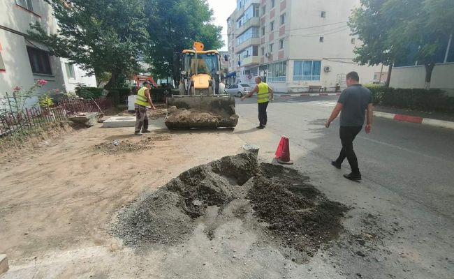 Lucrări pe o stradă din Mioveni
