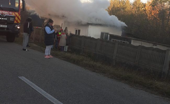 ACUM! A luat FOC o casă în Argeș