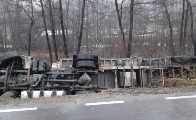 ACUM! Accident GRAV în Argeș! Un TIR s-a RĂSTURNAT