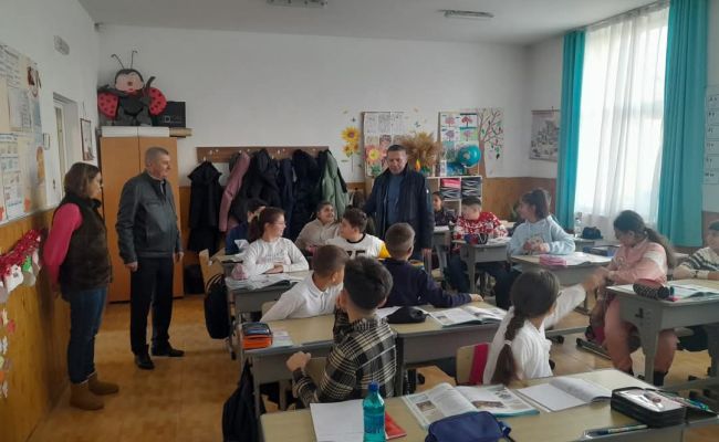 Primarul comunei Bradu, mesagerul lui Moș Crăciun pentru copiii din localitate