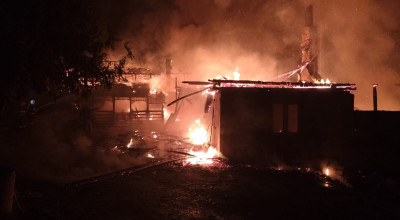 Azi-noapte, două case au luat foc în Argeș