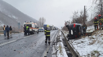 ACUM! Accident în Argeș! O mașină s-a RĂSTURNAT