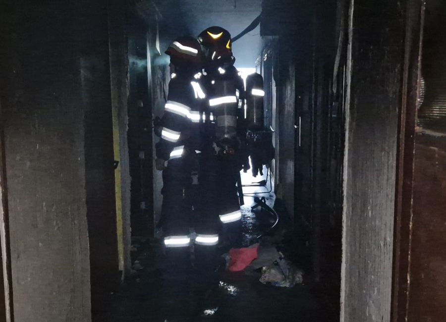 Tânăr REŢINUT după ce a INCENDIAT garsoniera în care locuia