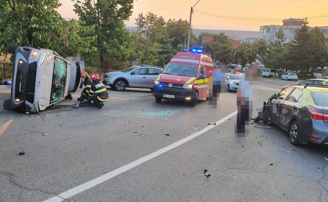 Accident la Spitalul de Pediatrie! O mașină s-a RĂSTURNAT