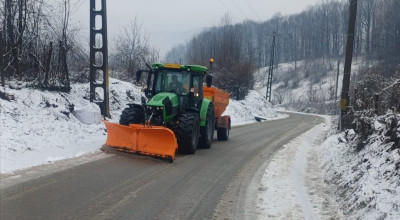 La Ștefănești se lucrează la curățarea drumurilor!