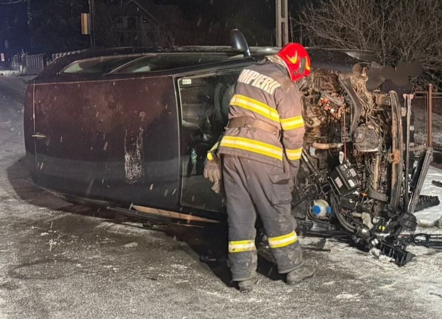 ACUM! Accident GRAV în Argeș! A intrat cu mașina într-un cap de pod!