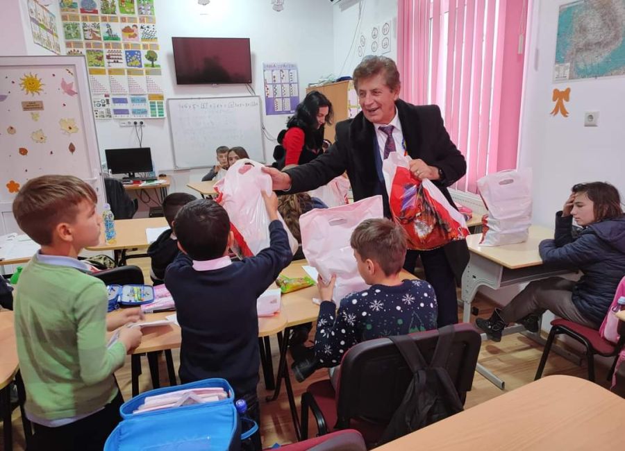 Primarul Ion Gîrleanu a oferit cadouri copiilor
