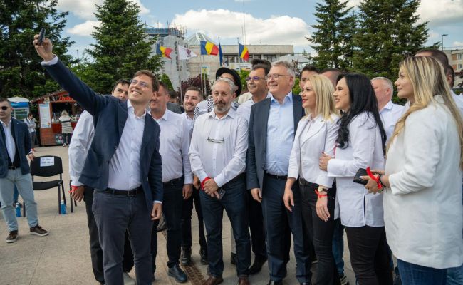 Unul dintre cei mai importanți lideri europeni, în Argeș alături de ministrul Muncii, Simona Bucura-Oprescu, și de președintele Consiliului Județean, Ion Mînzînă!