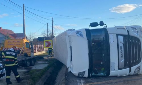 Accident în Argeş! Un TIR s-a RĂSTURNAT