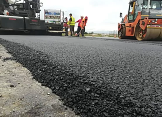 Lucrări de asfaltare pe mai multe drumuri din Argeş