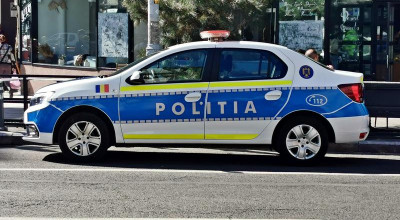Accident neobișnuit în Pitești! Un șofer de 81 de ani a intrat în mașina Poliției!