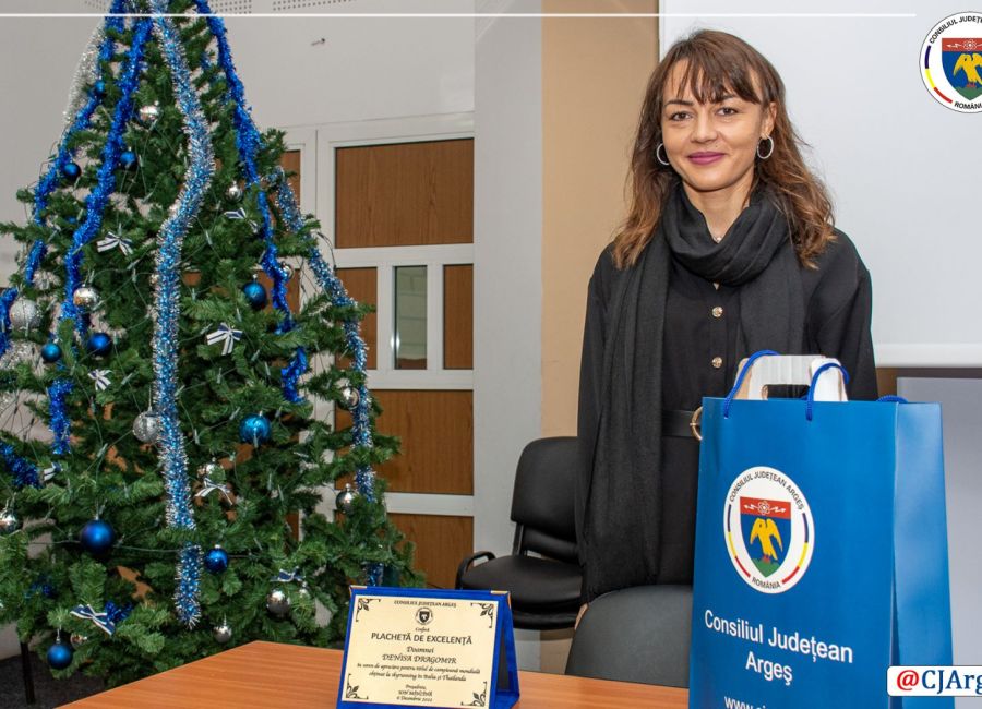Campioana mondială Denisa Dragomir, premiată de vicepreședintele CJ Argeș, Adrian Dumitru Bughiu