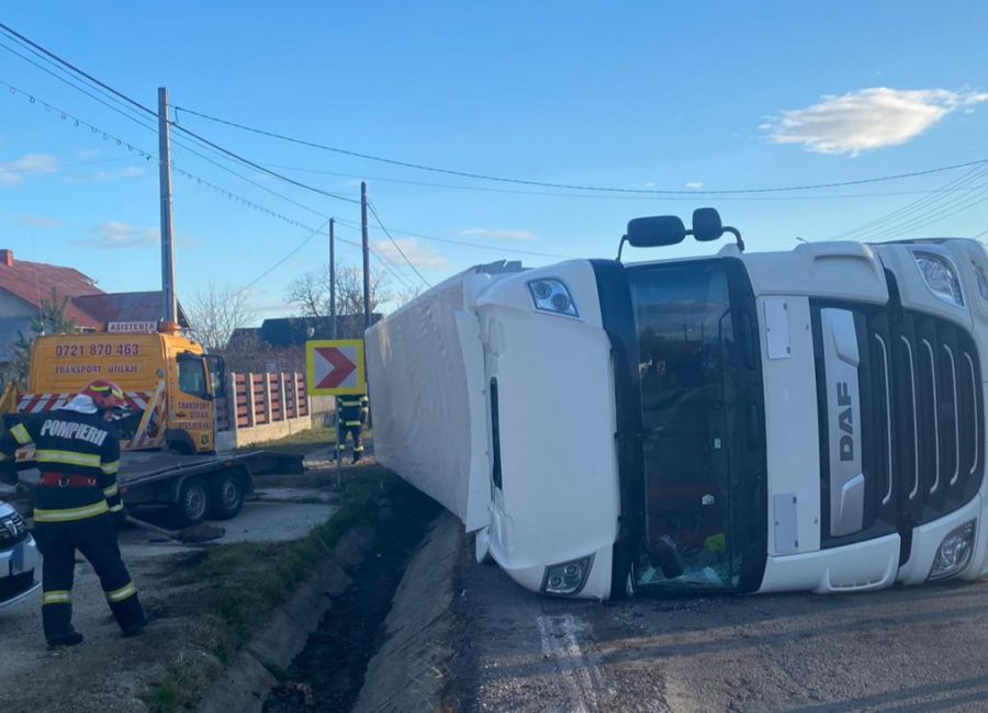 Accident în Argeş! Un TIR s-a RĂSTURNAT