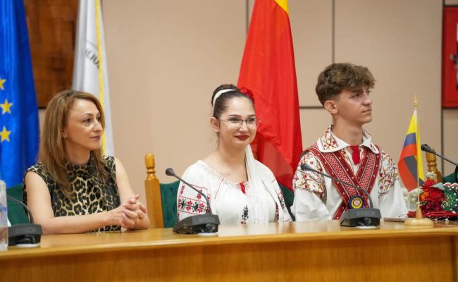 Delegațiile prezente la Festivalul Internațional "Carpați", momente emoționante la Consiliul Județean Argeș