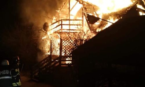 Incendiu puternic în Argeș! Case făcute SCRUM