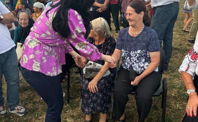 Ministrul Muncii, în horă alături de cetăţenii de la Vultureşti