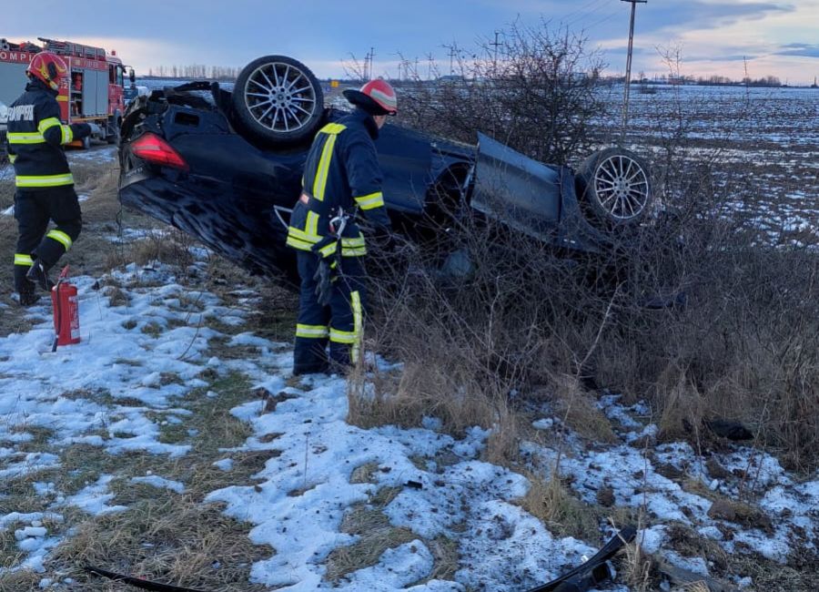 ACUM! Accident în Argeș! O mașină s-a RĂSTURNAT