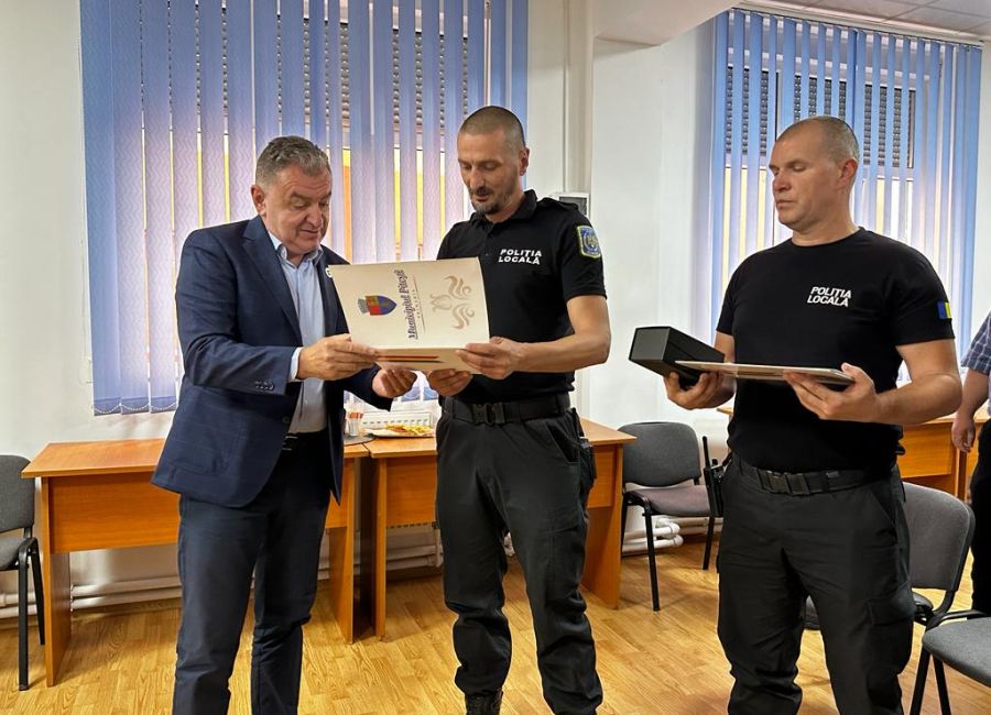 Primarul Gentea, diplome de onoare pentru doi poliţişti locali care au salvat viaţa unei femei