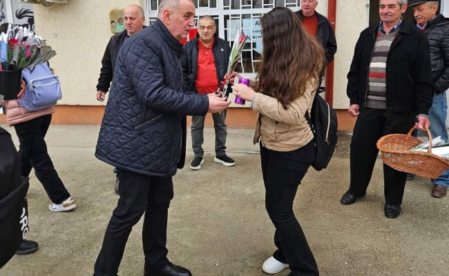 Primarul Nicolae Velcea a oferit mărțișoare doamnelor și domnișoarelor
