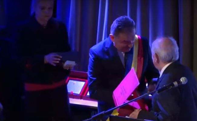 Distincţie pentru părintele Simfoniei Lalelelor! Primarul Gentea i-a înmânat titlul de Cetăţean de Onoare