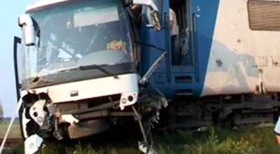 ACUM! O mașină a fost lovită de tren în Argeș!