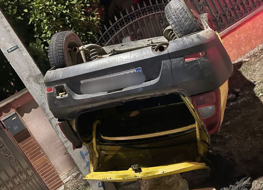 Accident în Argeș! Un bărbat băut s-a RĂSTURNAT cu mașina