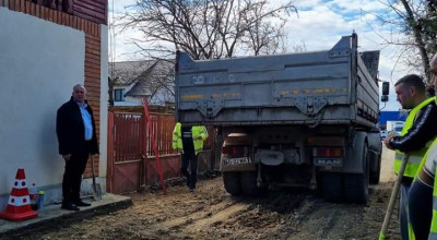 Lucrări de modernizare a unui drum în orașul Ștefănești