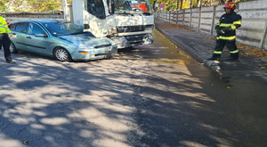 ACUM! Ciocnire între un camion și o mașină în Pitești