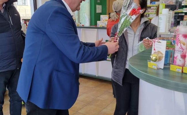 Primarul Nicolae Velcea a oferit flori doamnelor și domnișoarelor