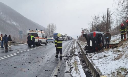 ACUM! Accident în Argeș! O mașină s-a RĂSTURNAT