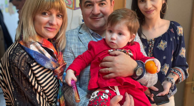 Adrian Bughiu și sotia sa i-au serbat ziua și tăiat moțul unei micuțe dintr-un centru maternal