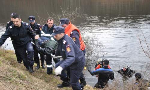 ACUM! Bărbat găsit MORT pe marginea unui râu în Argeş