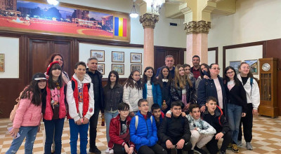 Elevi din Piteşti şi Turcia, în vizită la Primăria Piteşti