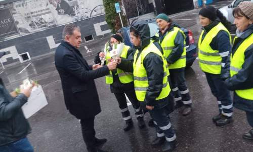 Primarul Gentea a oferit mărțișoare angajatelor de la Salpitflor și Salubritate