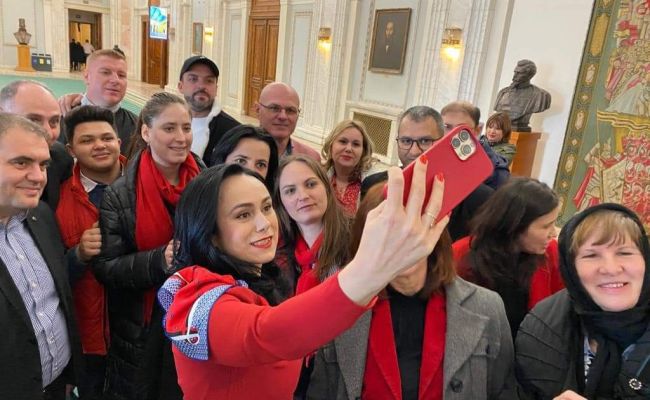 Simona Bucura Oprescu împreună cu Marcel Ciolacu, alături de câmpulungeni, în Parlament