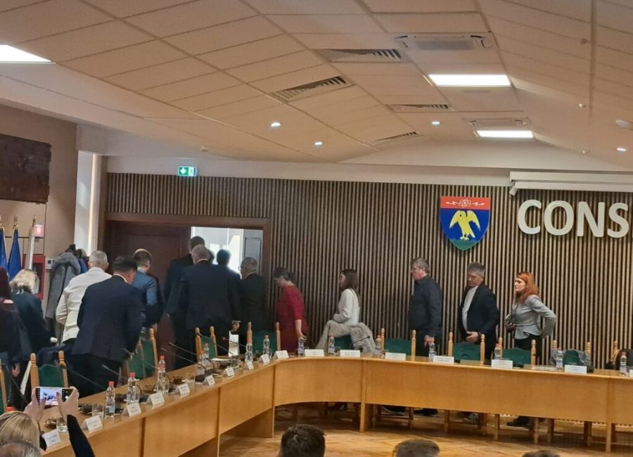 PENIBIL! Consilierii județeni PNL, USR și AUR sfidează argeșenii!