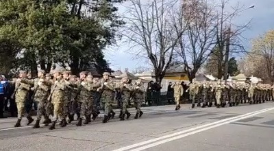 La mulţi ani, România! Paradă militară în Piteşti