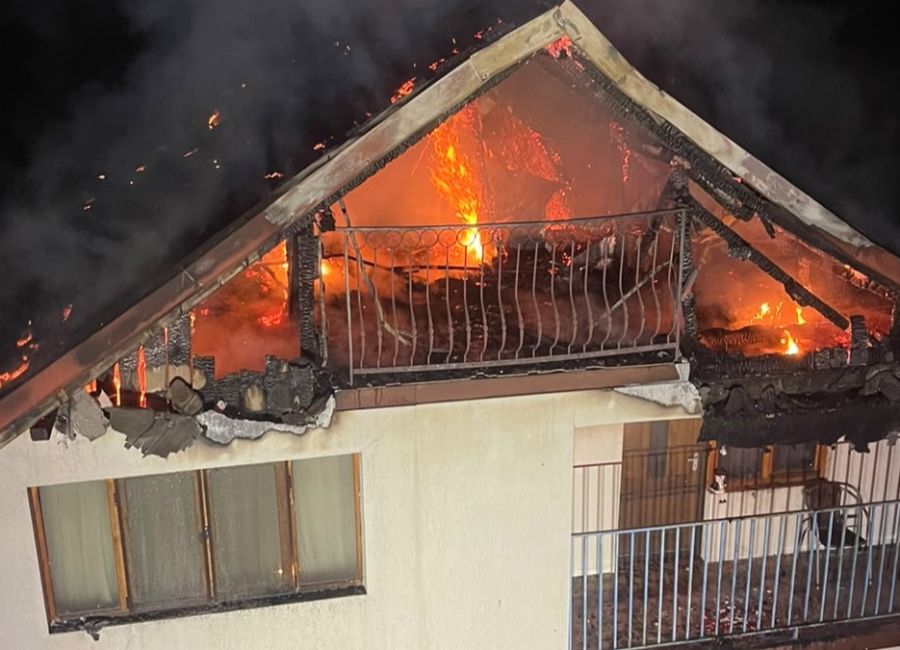 Azi-noapte, o casă a luat FOC în Argeș!