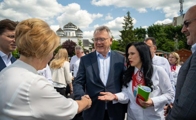 Unul dintre cei mai importanți lideri europeni, în Argeș alături de ministrul Muncii, Simona Bucura-Oprescu, și de președintele Consiliului Județean, Ion Mînzînă!