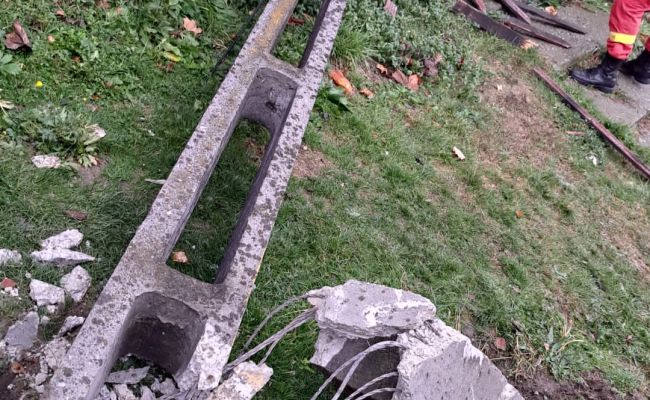 ACUM! Accident în Argeș! A dărâmat un stâlp de electricitate