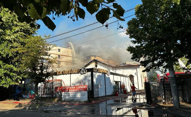 ACUM! INCENDIU la un RESTAURANT din Pitești