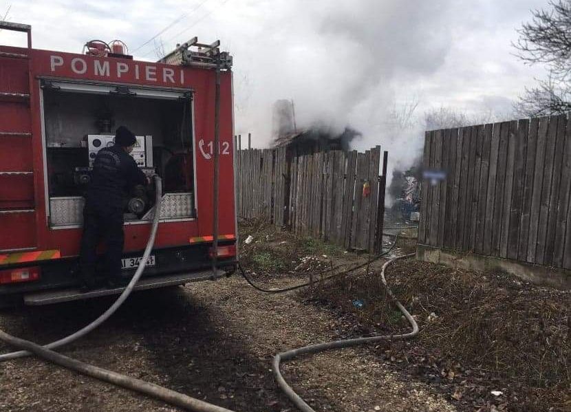 ACUM! O casă a luat FOC în Argeș