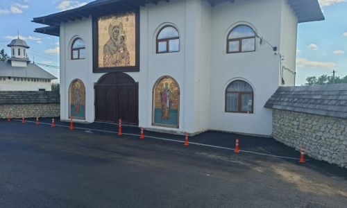 Parcări amenajate la două biserici din comuna Dârmănești!