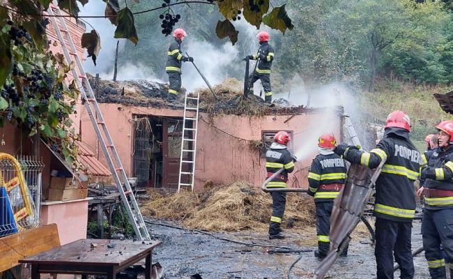 ACUM! Incendiu URIAȘ într-o GOSPODĂRIE din Argeș!