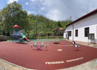 Loc de joacă modern în comuna Dârmănești