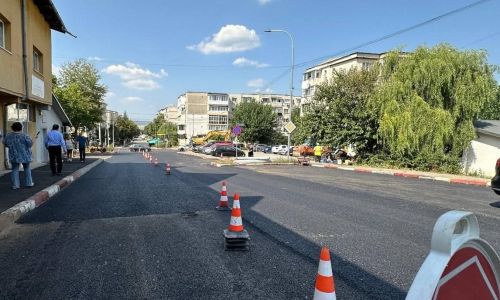 Lucrări de asfaltare pe o stradă din Mioveni