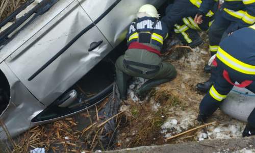 TRAGEDIE în Argeș! Doi bărbați au MURIT după ce au plonjat cu mașina într-un pârâu